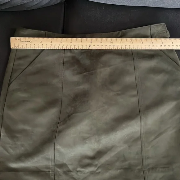 Banana Republic VEGAN SUEDE MINI SKIRT Sheltered Earth NWOT - Picture 4 of 5